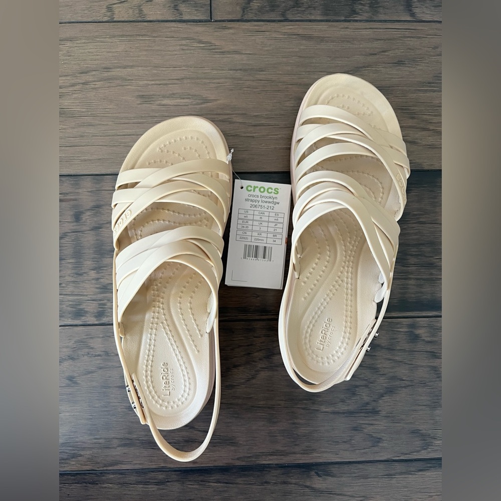 NWT Croc platform sandals